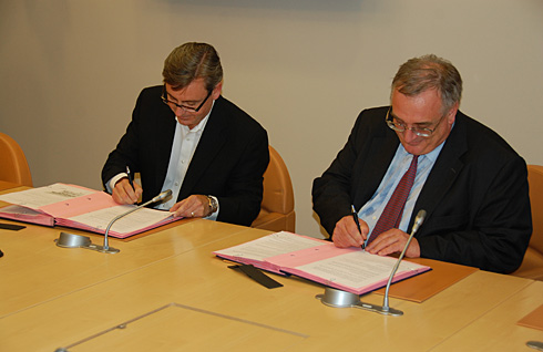 Prezes i dyrektor ds. przedsiębiorczości i sektorów strategicznych Alcatel-Lucent, Tom Burns i dyrektor generalny Cassidian Systems, Cassidian, Hervé Guillou (c) Cassidian