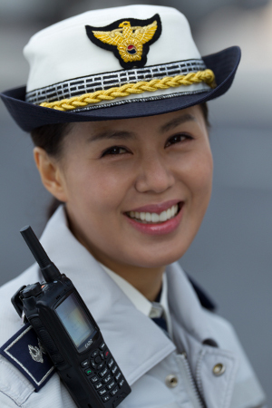 Shenzen-Police-TETRA-Cassidian-THR8.jpg