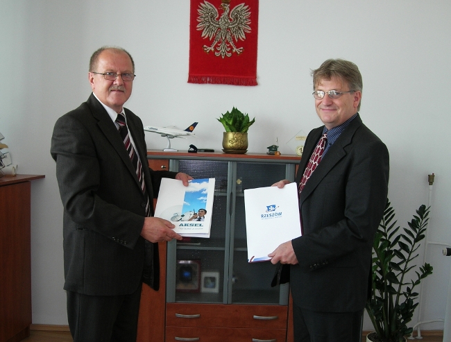 Na zdjęciu od lewej: Stanisław Nowak Prezes Zarządu Lotniska Rzeszów-Jesionka oraz Dariusz Adamczyk Wiceprezes Aksel Sp. z o.o.