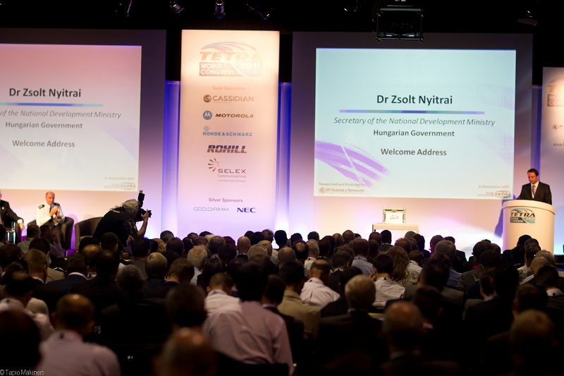 Zsolt-Nyitrai-wegierski-minister-rozwoju-narodowego-na-swiatowym-kongresie-tetra-budapeszt-2011-sala.jpg
