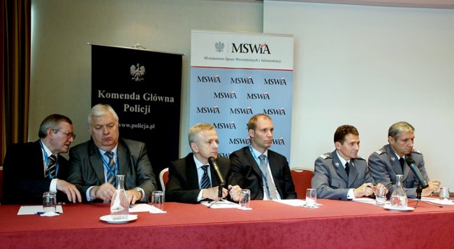 O-bezpieczenstwie-EURO-2012-posiedzenie-MSWiA-Adam-Rapacki-small.jpg