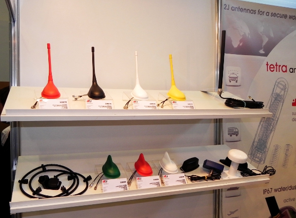 Różnokolorowe antenny TETRA firmy 2J zaprezentowane podczas TETRA World Congress 2011