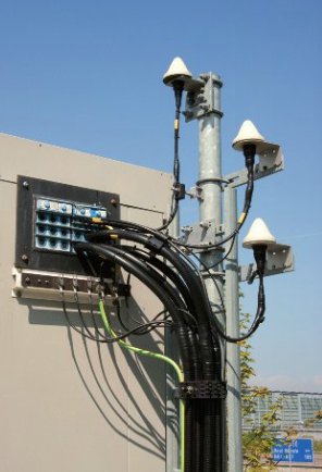 Odbiorniki GPS na stacjach bazowych TETRA wykorzystywane są jako wzorzec synchronizacji sieci