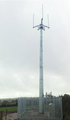 Przykładowa stacja bazowa Motorola TETRA z widocznymi trzema antenami dookólnymi 1 TX/RX i 2 x RX