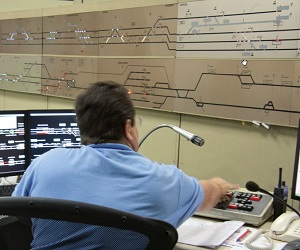 Supervia - ośrodek nadzoru ruchu, w prawym dolnym rogu widoczny radiotelefon TETRA