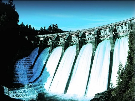 BC-Hydro-tama-wodna-Ruskin-Dam-mid.jpg Widok na zaporę wodną BC Hydro Ruskin