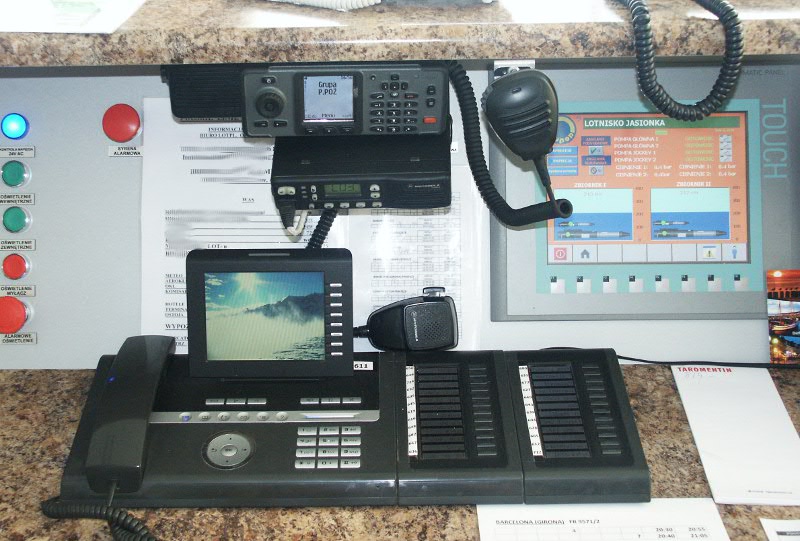 Fot. 2 Radiotelefon Cassidian w dyspozytorni Lotniska Jasionka w Rzeszowie