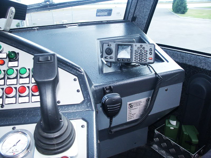 Radiotelefon TETRA Cassidian TMR880i zainstalowany w wozie straży pożarnej na Lotnisku w Rzeszowie