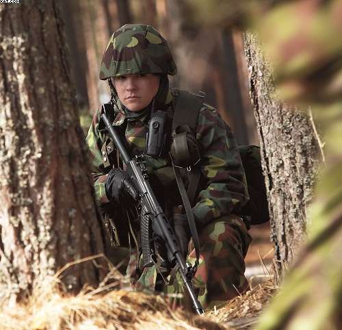 Finski-zolnierz-podczas-cwiczen-z-Cassidian-THR880i (fot. Cassidian)