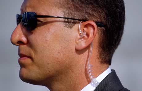 agent-kamuflowany-radiotelefon-TETRA-small.jpg