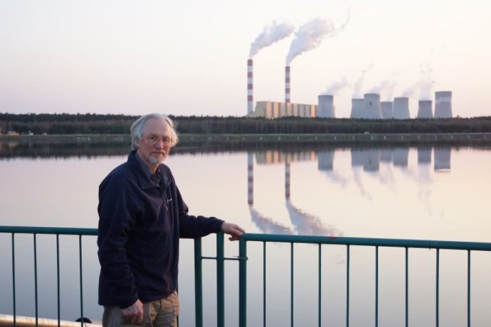 Richard Lambley na tle elektrowni Bełchatów